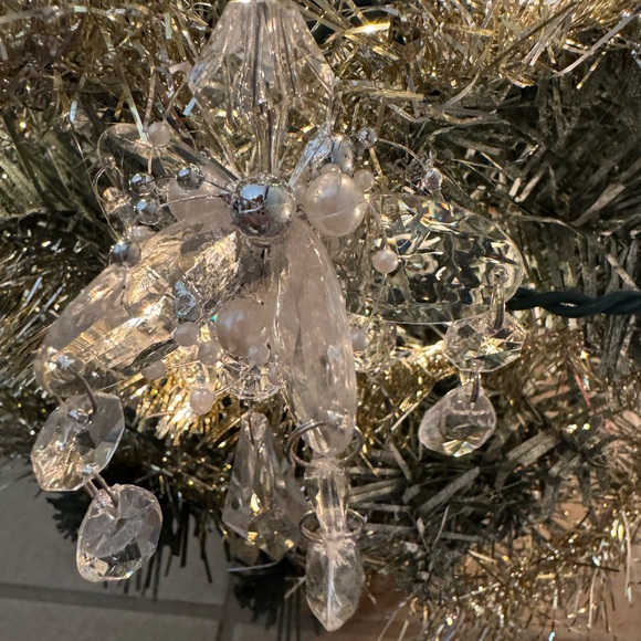 ELEGANT CRYSTAL LIKE CHANDELIER CHRISTMAS ORNAMENT. - Picture 2 of 9